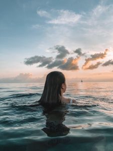 Interpretation eines Traums vom Schwimmen im ruhigen Meer