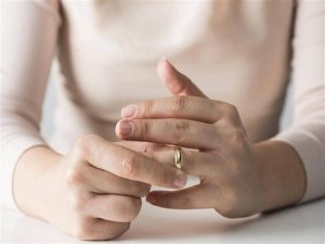 Interpretation of a dream about an engagement ring in a dream for a single woman