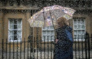 Seeing rain in a dream for a married woman