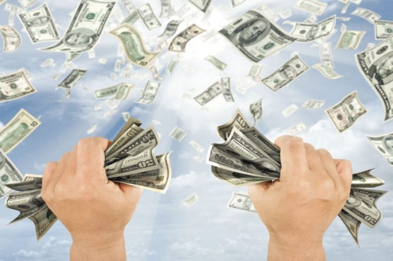 تفسير حلم توزيع المال على الاقارب