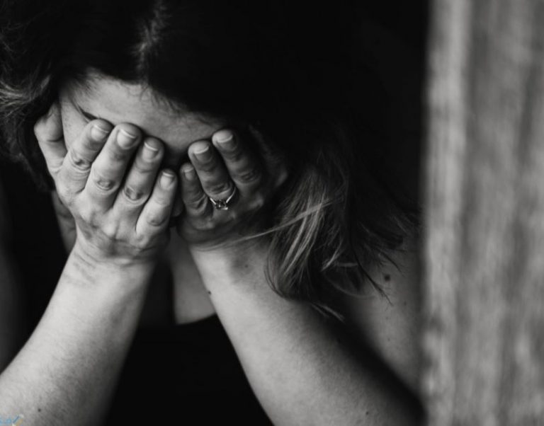 تفسير حلم البكاء على ميت وهو حي