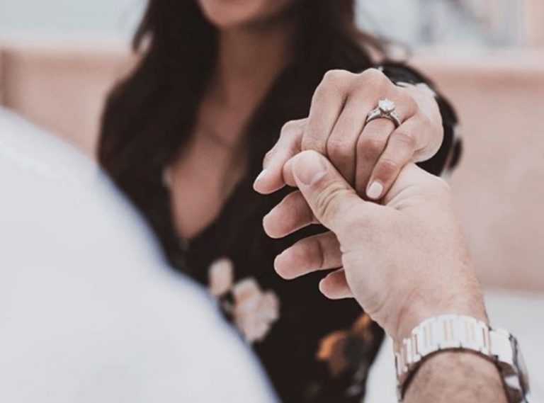 تفسير حلم الخطوبة للبنت العزباء من شخص معروف