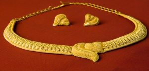 Wearing a gold necklace in a dream for a married woman