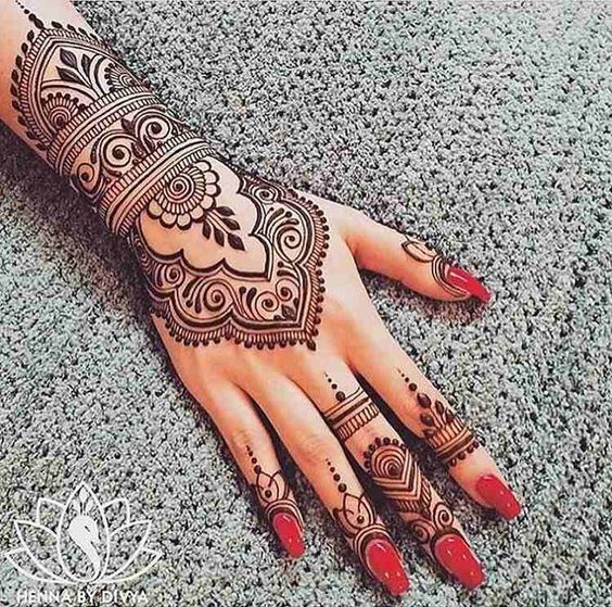 تفسير حلم نقش الحناء للعزباء