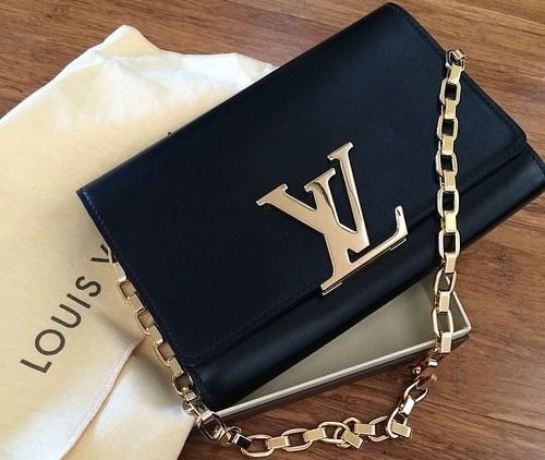 الشنطة السوداء في المنام للعزباء