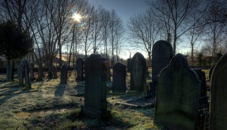 رؤية المقابر في المنام للمتزوجة