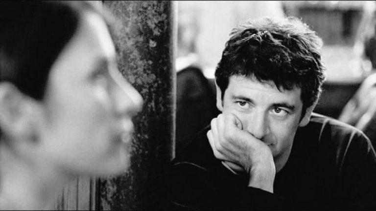 تفسير حلم شخص يراقبني من الشباك