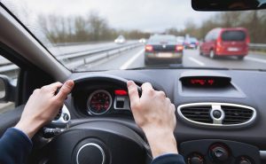 قيادة السيارة في المنام للعزباء