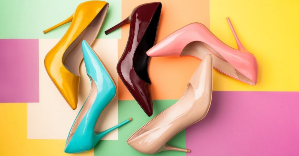Mirando los zapatos en un sueño de una mujer casada.