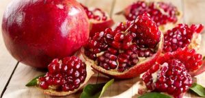 Giving pomegranates in a dream to a married woman
