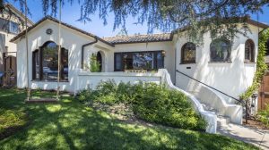 Interpretation of a dream about changing the house for a married woman