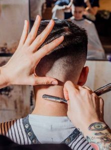 एखाद्याचे केस कापण्याबद्दल स्वप्नाचा अर्थ