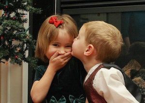 अविवाहित महिलेच्या गालावर चुंबन घेण्याबद्दल स्वप्नाचा अर्थ