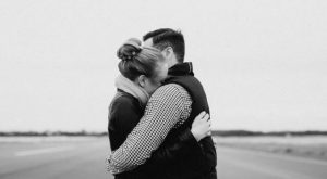 الاحتضان في المنام