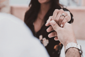 تفسير حلم الخطوبة للبنت العزباء من شخص تعرفه