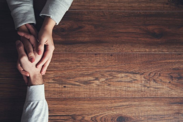 تفسير حلم شخص يمسك يدي بقوة