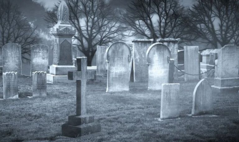 تفسير حلم مناداة الميت للحي باسمه