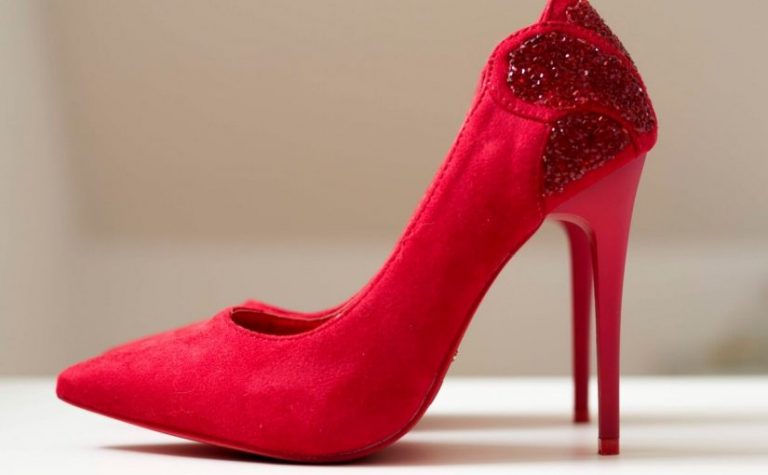 تفسير لبس الكعب العالي