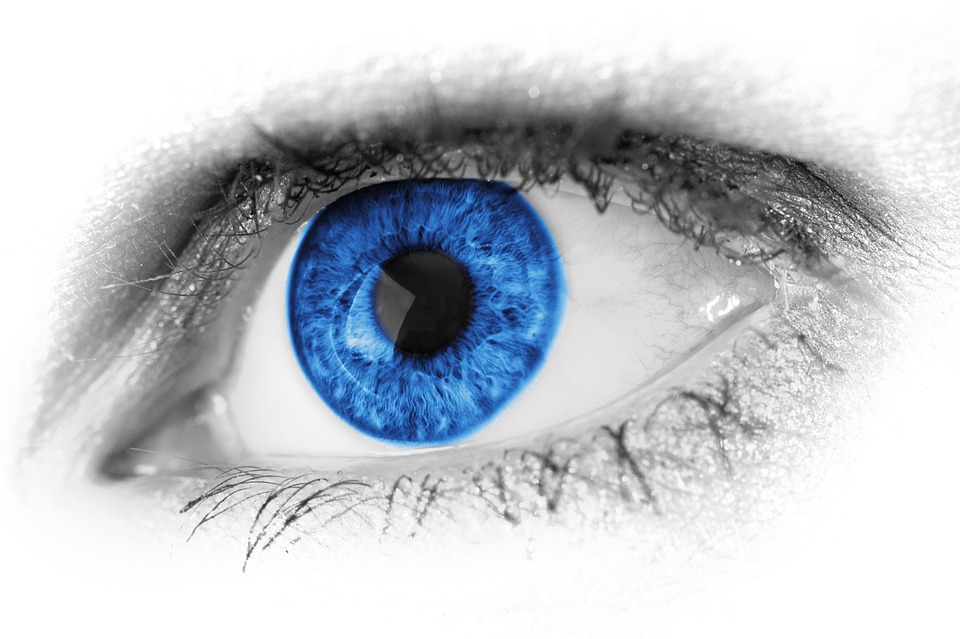 المرأة ذات العيون الزرقاء في المنام