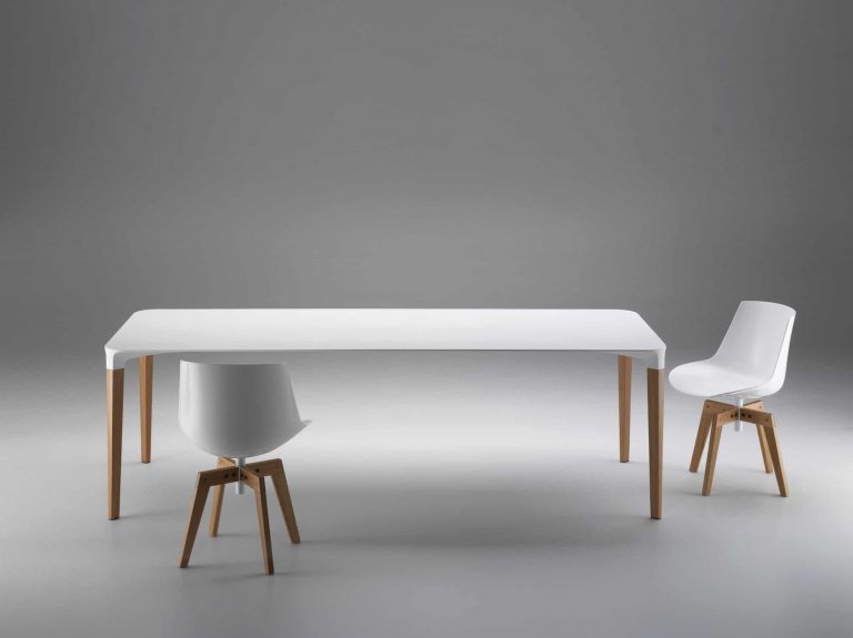 الجلوس على الطاولة في المنام