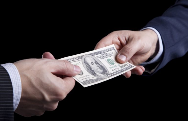 تفسير حلم الميت يعطيك فلوس