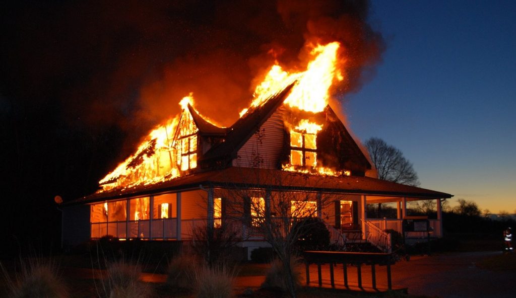 تفسير حلم بيتي يحترق وإطفاءه