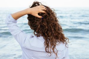 رؤية الزوجة في المنام بدون حجاب أمام شخص