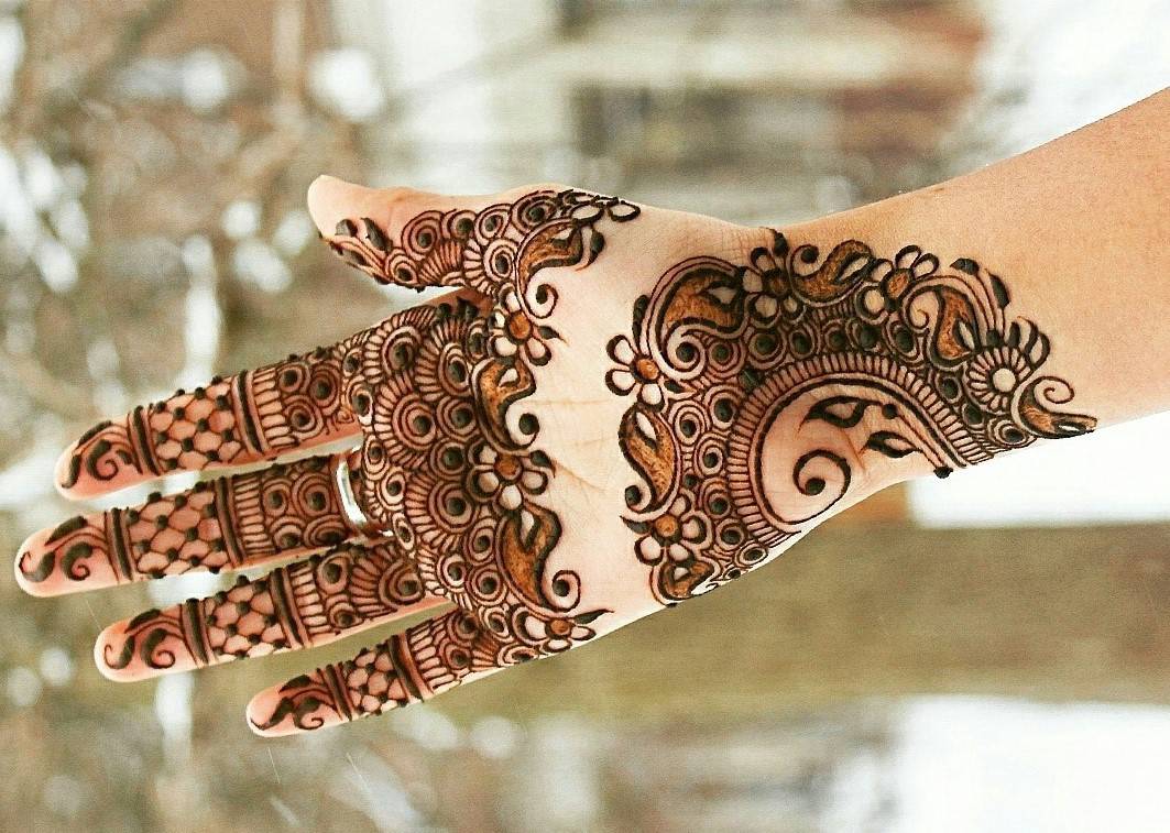 Interpretasi ngimpi babagan prasasti henna ing tangan