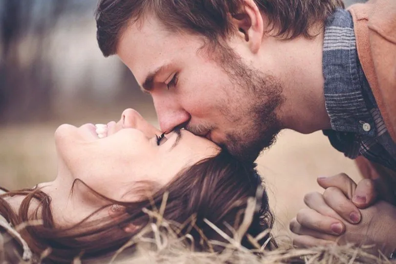 Unelma nähdä miehensä suutelemassa vaimoaan suulle unissa - unen tulkinnan salaisuudet