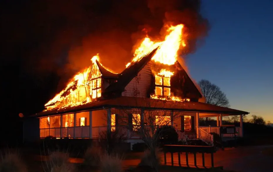 الحريق في البيت 930x587 1 - اسرار تفسير الاحلام