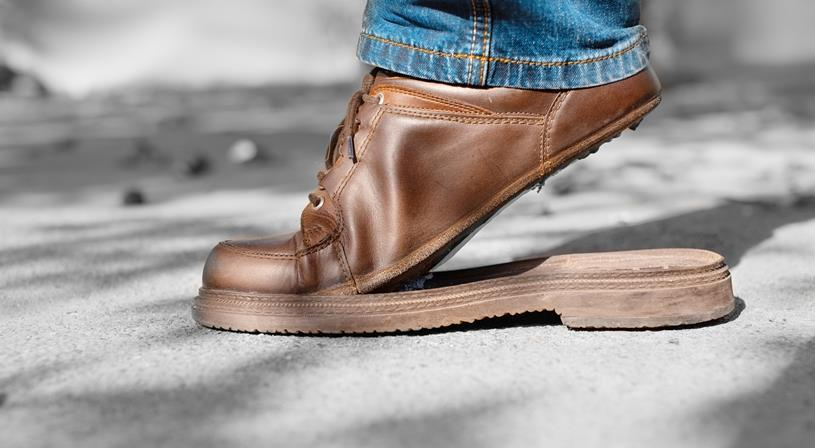 Snění o rozbití boty při chůzi - tajemství výkladu snů