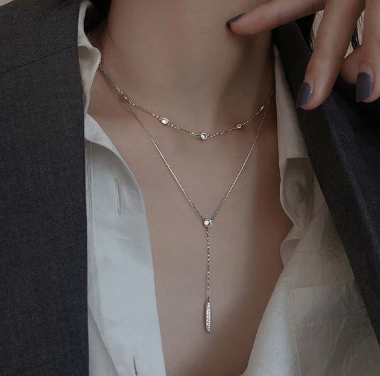 Ашық эротика мен үлкен фотосуреттерді қамтитын фотосессия.