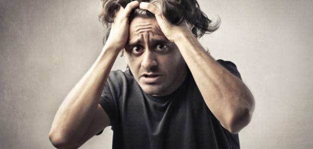 जेव्हा एखादा घाबरलेला माणूस त्याचे कौतुक लपवतो तेव्हा त्याची देहबोली