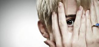 صفات الصديقة الكتومة