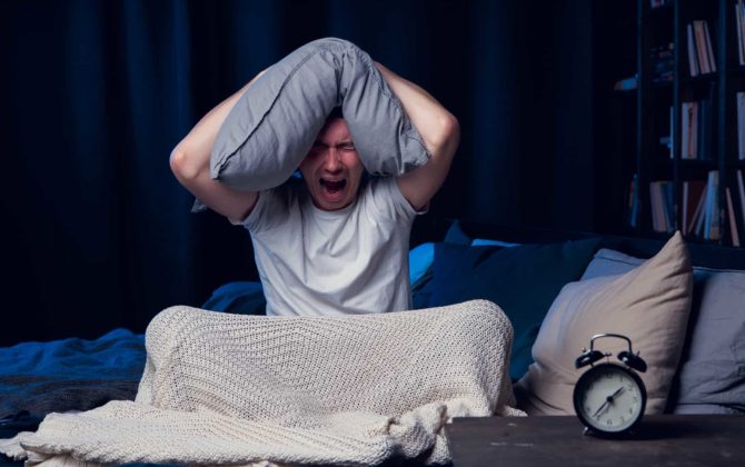 निळ्या प्रकाशाचा संपर्क कमी करा आणि शांत झोप घ्या