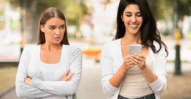 الأضرار النفسية والاجتماعية الناتجة عن وجود صديقة حسودة في حياتي