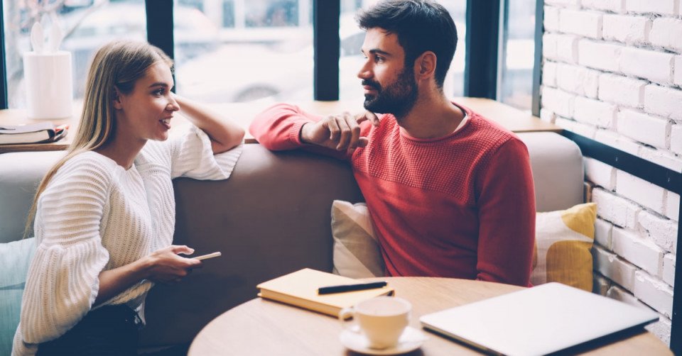 التوازن بين مواضيع الترفيه والمواضيع الجدية في المحادثات اليومية