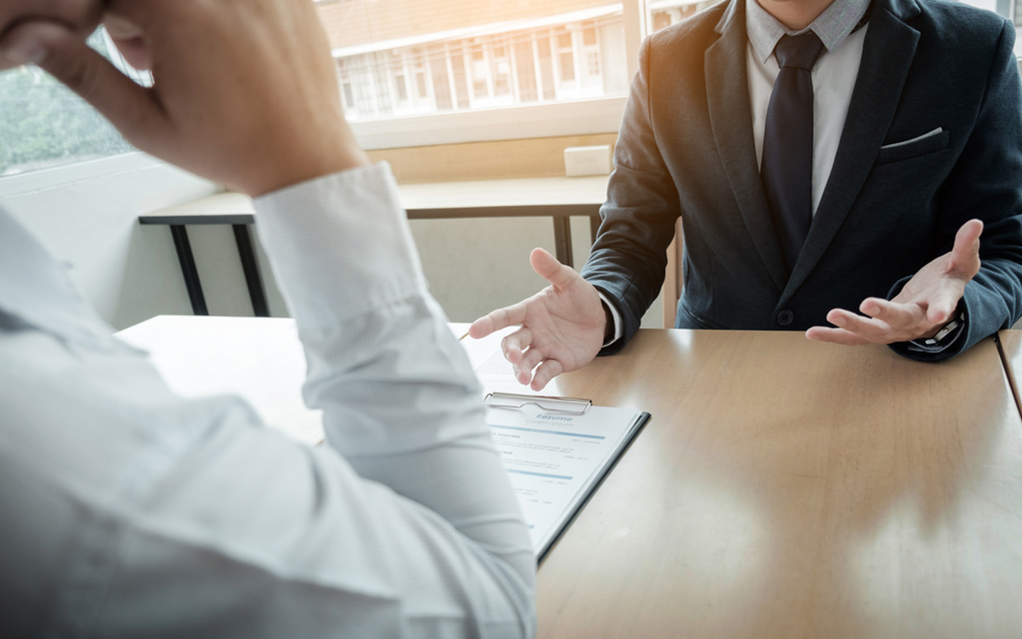 الطرق المثلى لتحويل نقاط الضعف إلى قوة بحديث المقابلة