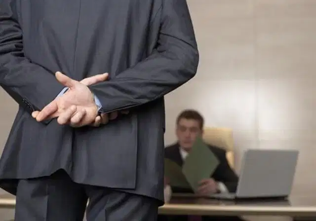 التحدث بشكل سلبي عن صاحب العمل السابق