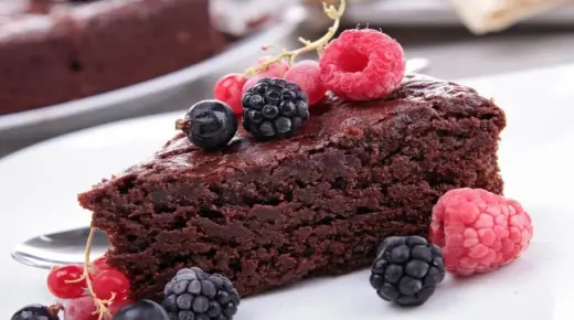 Naučte sa interpretáciu jedenia koláča vo sne od Ibn Sirina a výklad sna o jedení čokoládového koláča
