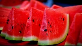 Hvad er fortolkningen af ​​Ibn Sirins drøm om at spise rød vandmelon?