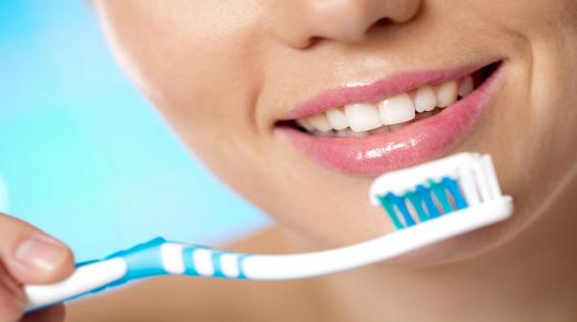 Fortolkning af børstning af tænder i en drøm for seniorforskere