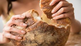 Tumačenje jedenja kruha u snu za starije učenjake