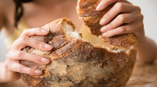 Výklad konzumace chleba ve snu pro starší učence