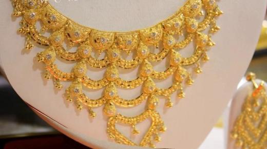 Kakvo je tumačenje zlatne ogrlice u snu za slobodnu ženu prema Ibn Sirinu i Al-Nabulsiju?
