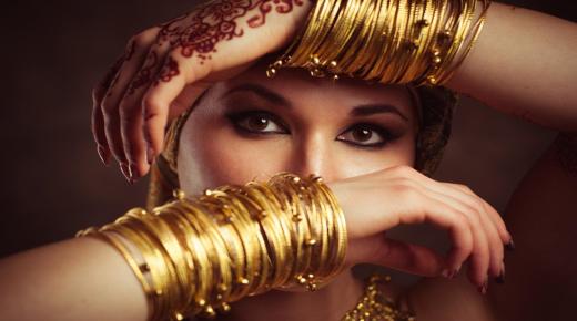 De vigtigste fortolkninger af at bære guld i en drøm for en kvinde gift med Ibn Sirin