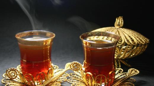 Fortolkning af at drikke te i en drøm af Ibn Sirin