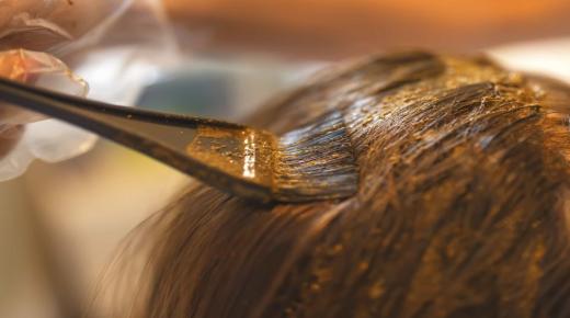 De 20 vigtigste fortolkninger af en drøm om at anvende henna på hår af Ibn Sirin