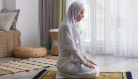Fortolkning af at se bøn i en drøm for enlige kvinder af Ibn Sirin