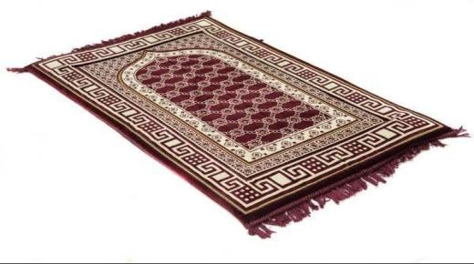 Sinau interpretasi saka sajadah ing ngimpi dening Ibnu Sirin lan Al-Nabulsi, lan interpretasi saka ngimpi hadiah karpet.